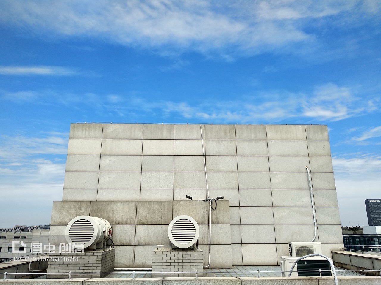 樓頂上的大型中央空調(diào)新風(fēng)系統(tǒng)通風(fēng)系統(tǒng)外機(jī)鼓風(fēng)機(jī)