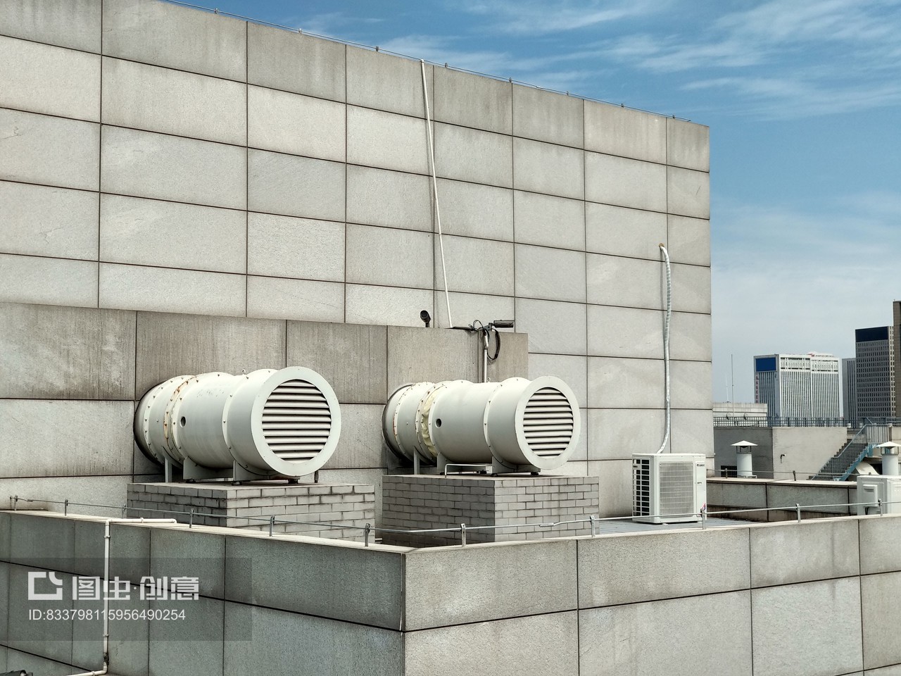 樓頂上的大型中央空調新風系統通風系統外機鼓風機