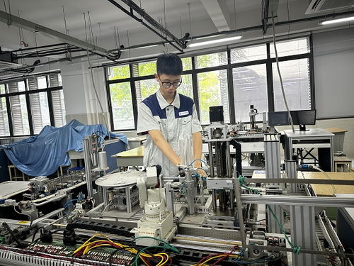 精益求 鏡 團隊引領精密光學器件高端裝備制造